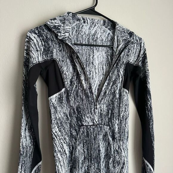 Lululemon Runbeam Hoodie Black White Ponytail Hole Thumb Holes XS/Small sz 2? - Picture 2 of 6
